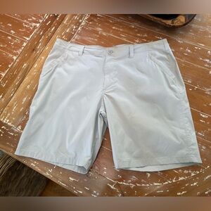 Under Armour Men’s Light Gray Flat Front Loose Fit Shorts Size 42